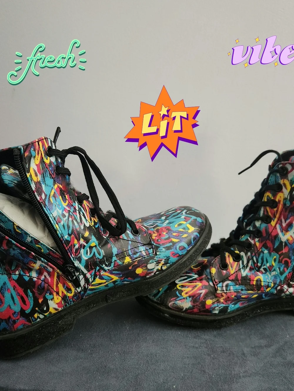 Girls Graffiti Hearts Boots - Size 4 | GUC